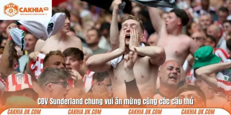 CĐV Sunderland chung vui ăn mừng cùng các cầu thủ