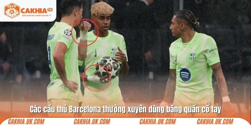 Các cầu thủ Barcelona thường xuyên dùng băng quấn cổ tay