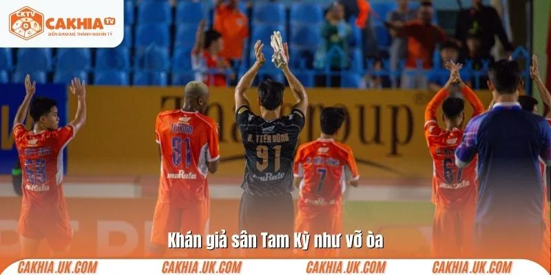 Khán giả sân Tam Kỳ như vỡ òa