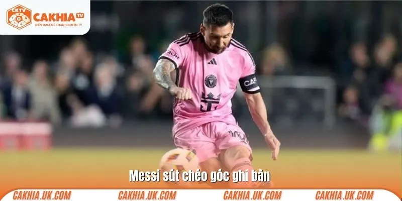 Messi sút chéo góc ghi bàn 