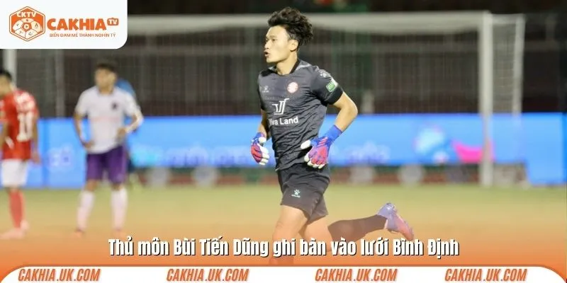 Thủ môn Bùi Tiến Dũng ghi bàn vào lưới Bình Định